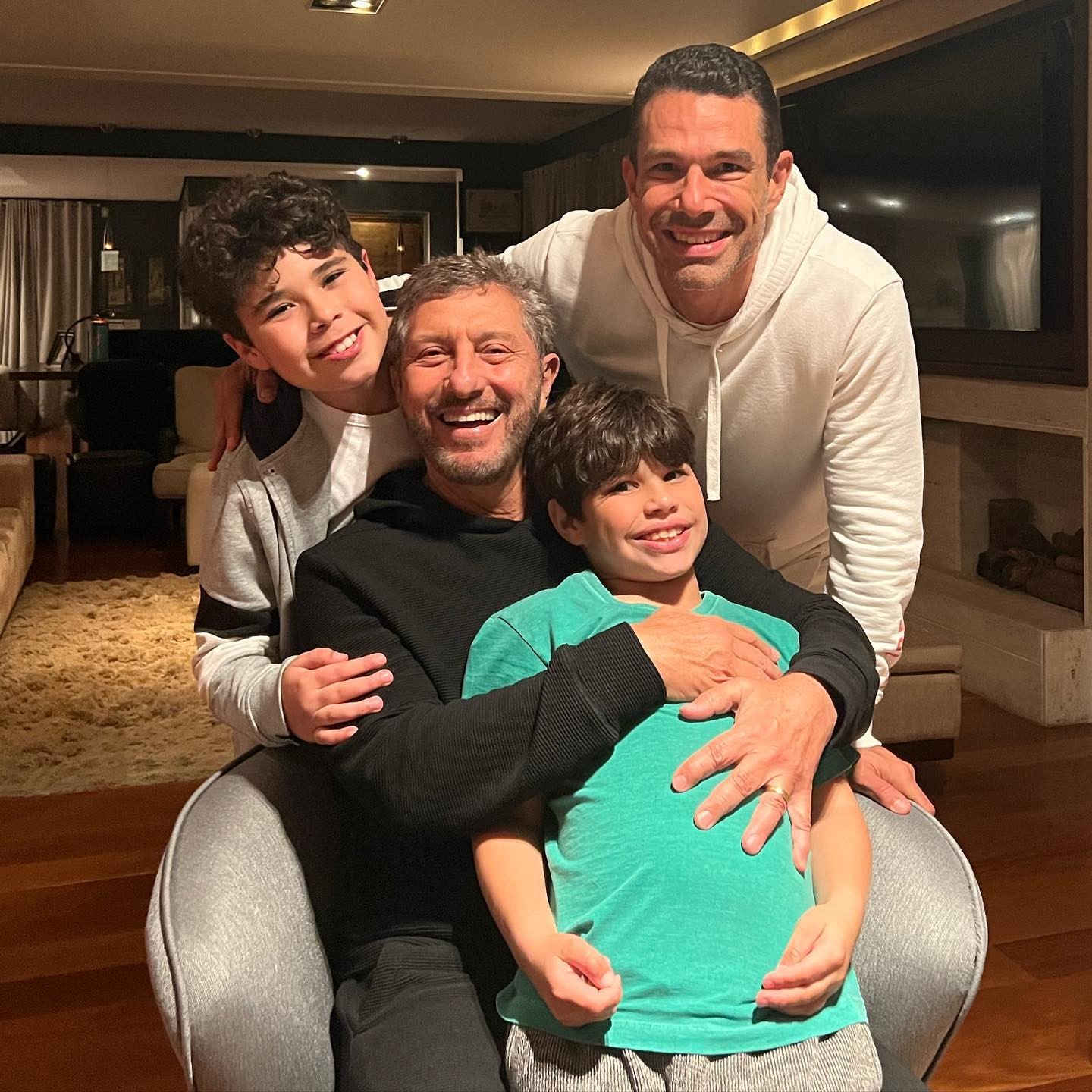 Marcus Buaiz com o pai, Américo, e os filhos (Foto: Reprodução/Instagram)