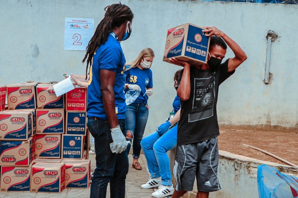 Projeto capitaneado por refugiados e imigrantes africanos em São Paulo distribuiu cestas básicas a população carente em maio de 2020 — Foto: Divulgação/PDMIG