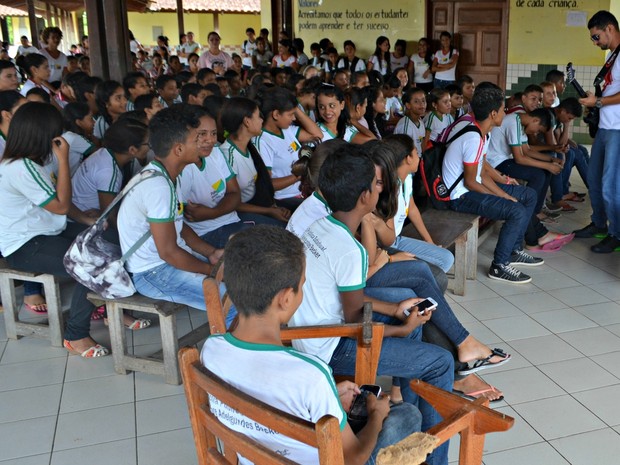 No sábado (12), projeto esteve na Escola Madre Adelgundes Becker, em Cruzeiro do Sul (Foto: Adelcimar Carvalho/G1)