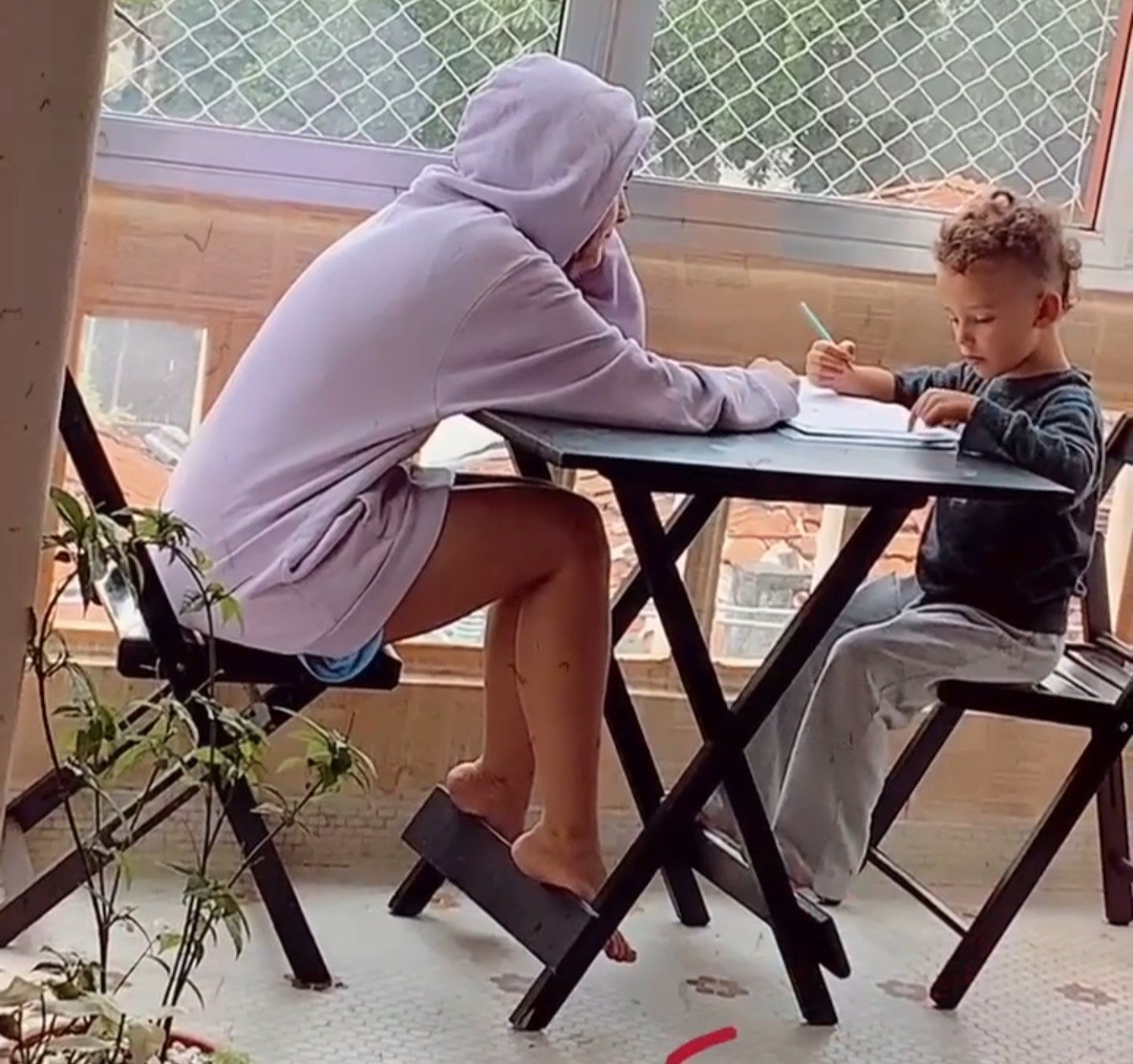Paloma Bernardi ajuda filho de Dudu Pelizzari com a lição de casa  (Foto: Reprodução / Instagram )