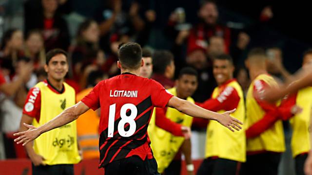 Léo Cittadini comemora gol do Athletico sobre o Fortaleza