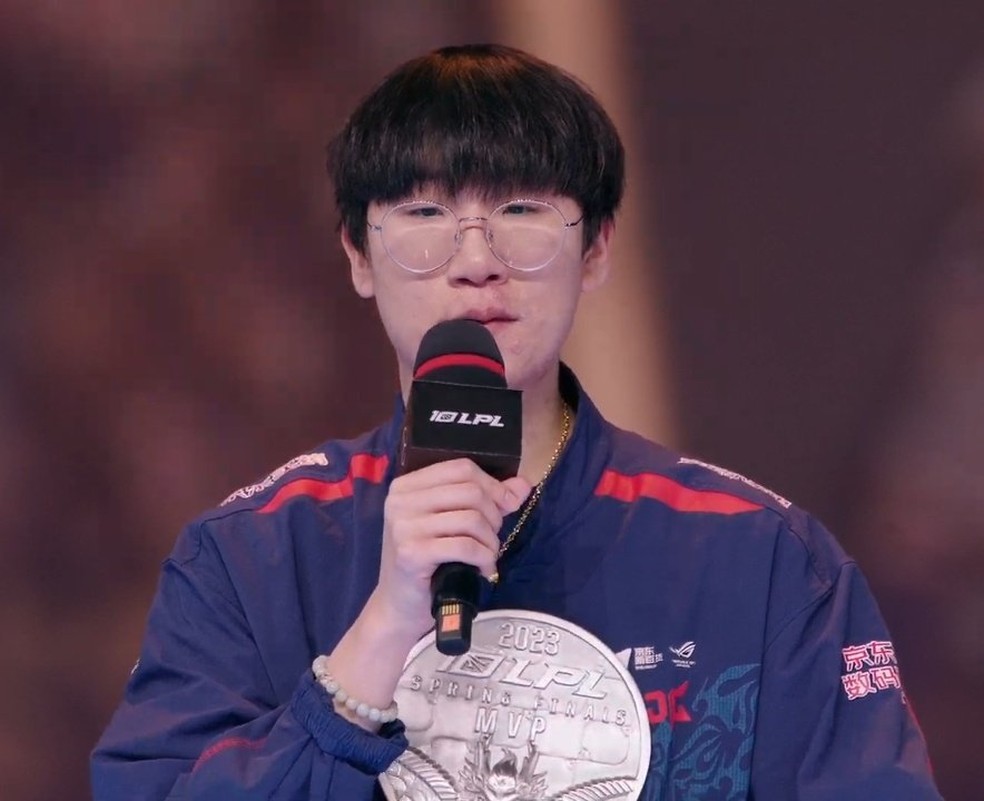 Ruler com o prêmio de MVP das finais do 1º Split da LPL 2023 — Foto: Divulgação/LPL