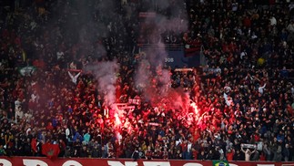 Os torcedores do Flamengo acendem iluminadores nas arquibancadas durante a partida no Estádio Ibn Batouta, em Tânger — Foto: Khaled DESOUKI / AFP