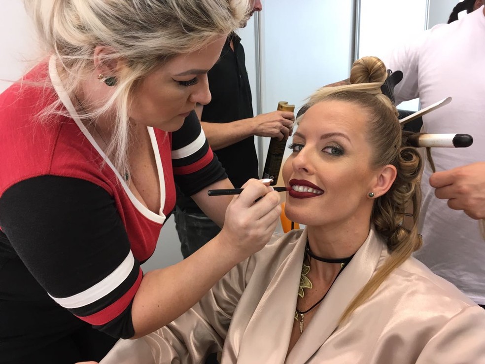 Cabelo e maquiagem ao mesmo tempo agora? Juliana Valcézia mostra que claro que rola! (Foto: Aline Nunes / Gshow)
