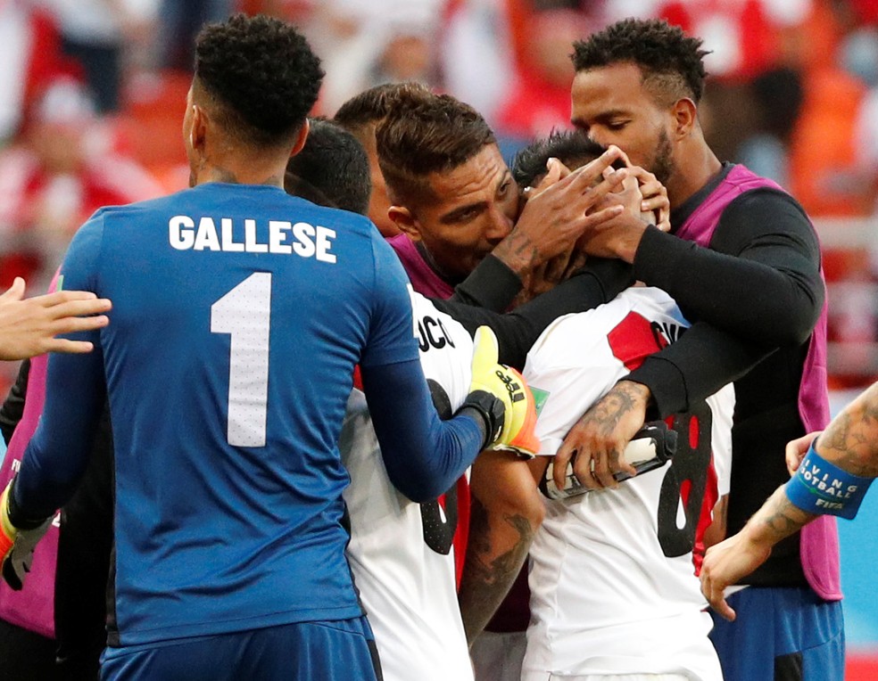Guerrero consola Cueva apÃ³s pÃªnalti perdido contra a Dinamarca na Copa do Mundo (Foto: Max Rossi/Reuters)