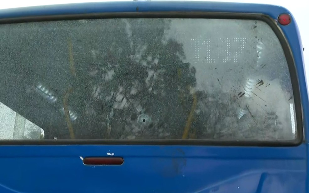 Homem assalta ônibus e após descer de veículo dispara contra coletivo; mulher é baleada  — Foto: Reprodução/TV Bahia