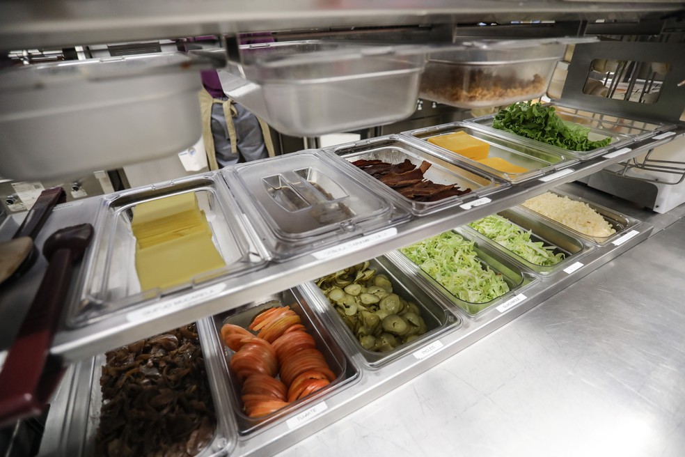 Mesa de montagem de sanduíches do McDonald's (Foto: Fábio Tito/G1)