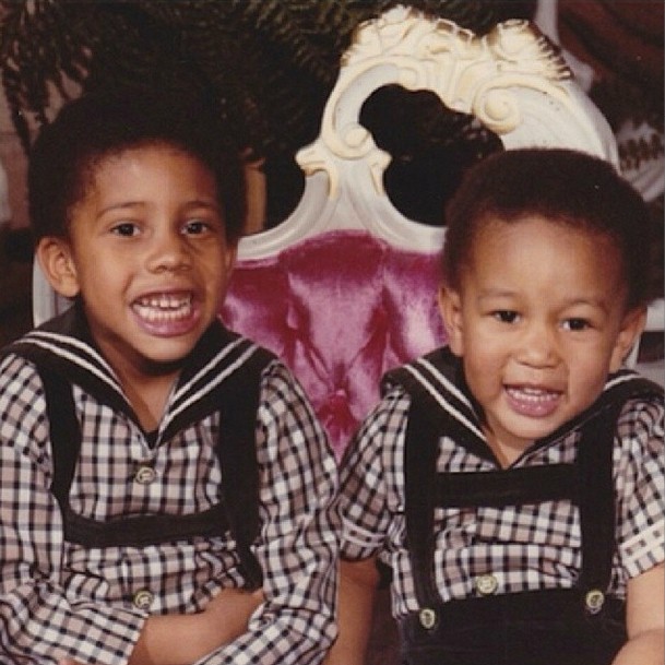 John Legend (à dir.) e o irmão mais velho, Ron. (Foto: Instagram)