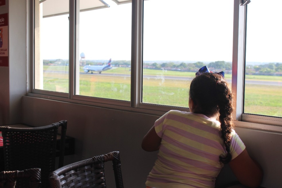 Ação proporciona visita a restaurante temático e crianças de baixa renda veem aviões de perto pela primeira vez — Foto: Lívia Ferreira/g1 PI