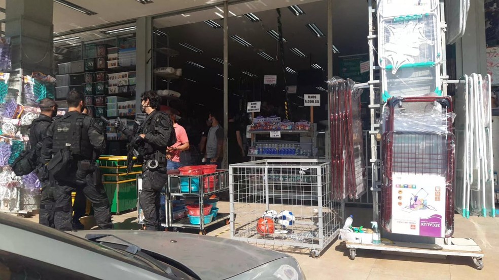 Agentes da PCDF fiscalizam comércio em Ceilândia — Foto: Carolina Cruz/G1