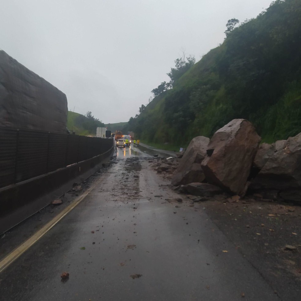 Queda de barreira bloqueia pista da Via Dutra, em Barra Mansa — Foto: Divulgação/TV Rio Sul