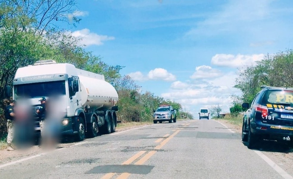 PRF apreende carga de 25 mil litros de combustível com documentação fiscal adulterada na BR-404, em Icó, no interior do Ceará. — Foto: PRF/ Divulgação