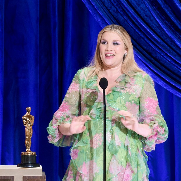 LOS ANGELES, CALIFORNIA – APRIL 25: (EDITORIAL USE ONLY) In this handout photo provided by A.M.P.A.S., Emerald Fennell accepts the Writing (Original Screenplay) award for 'Promising Young Woman' onstage during the 93rd Annual Academy Awards at Union Stati (Foto: A.M.P.A.S. via Getty Images)