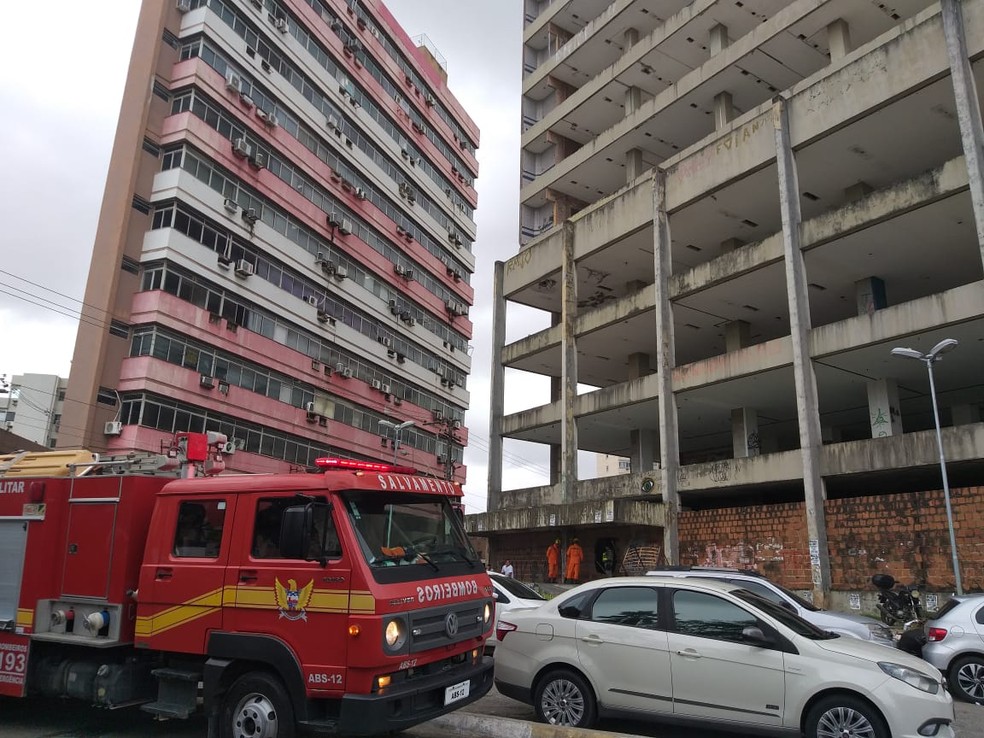 Corpo de Bombeiros e PMs são acionados para localizar corpo no Edifício Palmares, no centro de Maceió — Foto: Gustavo Barbosa/TV Gazeta