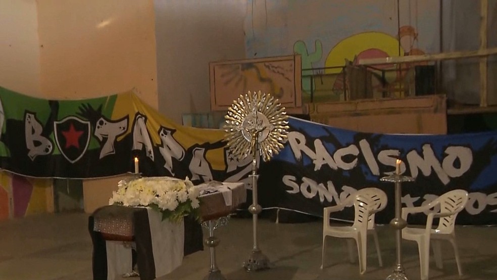 Velório de torcedor do Botafogo-PB morto no RN acontece em Centro Comunitário, no bairro do Geisel, em João Pessoa — Foto: Reprodução/TV Cabo Branco