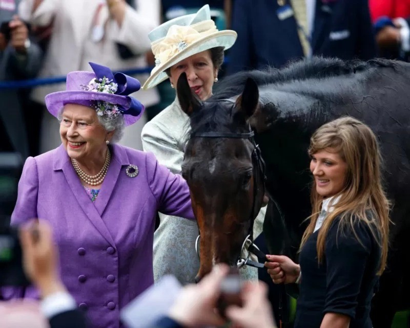 A rainha Elizabeth 2ª com seu cavalo Estimate no Royal Ascot em 2013 (Foto: GETTY IMAGES via BBC)