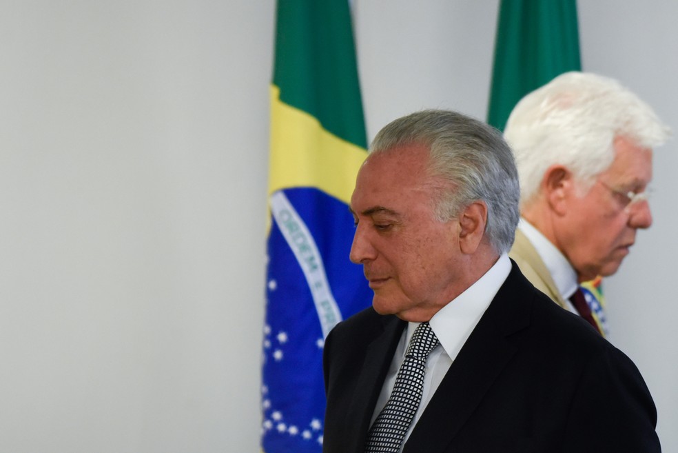 Michel Temer e Moreira Franco são vistos durante cerimônia em Brasília em maio de 2018 — Foto: Mateus Bonomi/AGIF/AFP 