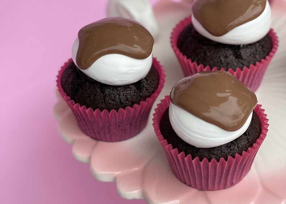Receita de cupcake de chocolate leva merengue italiano e ganache em sobremesa diferenciada