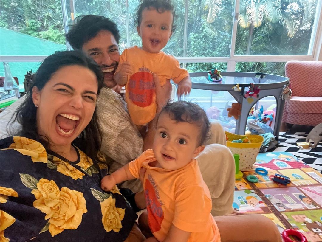Emanuelle Araújo abre álbum de fotos com Kim e Tiê no dia do primeiro aniversário das gêmeas de Nanda Costa e Lan Lanh (Foto: Reprodução/Instagram)