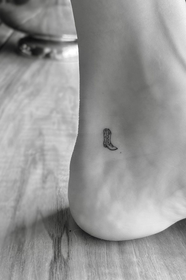 Kendall Jenner revela nova tatuagem minúscula no pé (Foto: Reprodução/ Instagram)