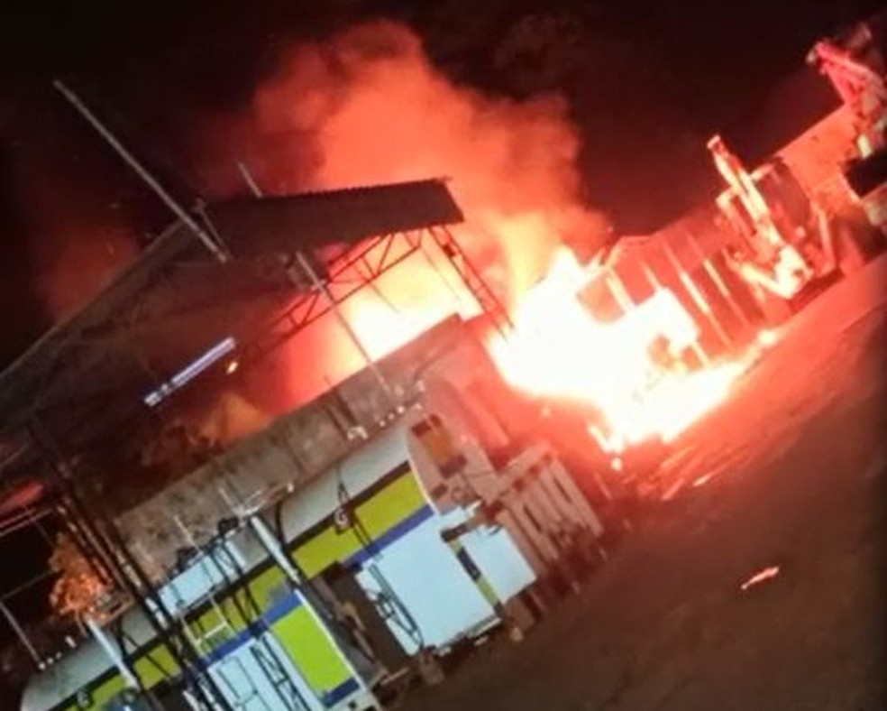 Bombeiros e caminhão-pipa da prefeitura trabalharam no atendimento da ocorrência em Palmital — Foto: Corpo de Bombeiros/Divulgação