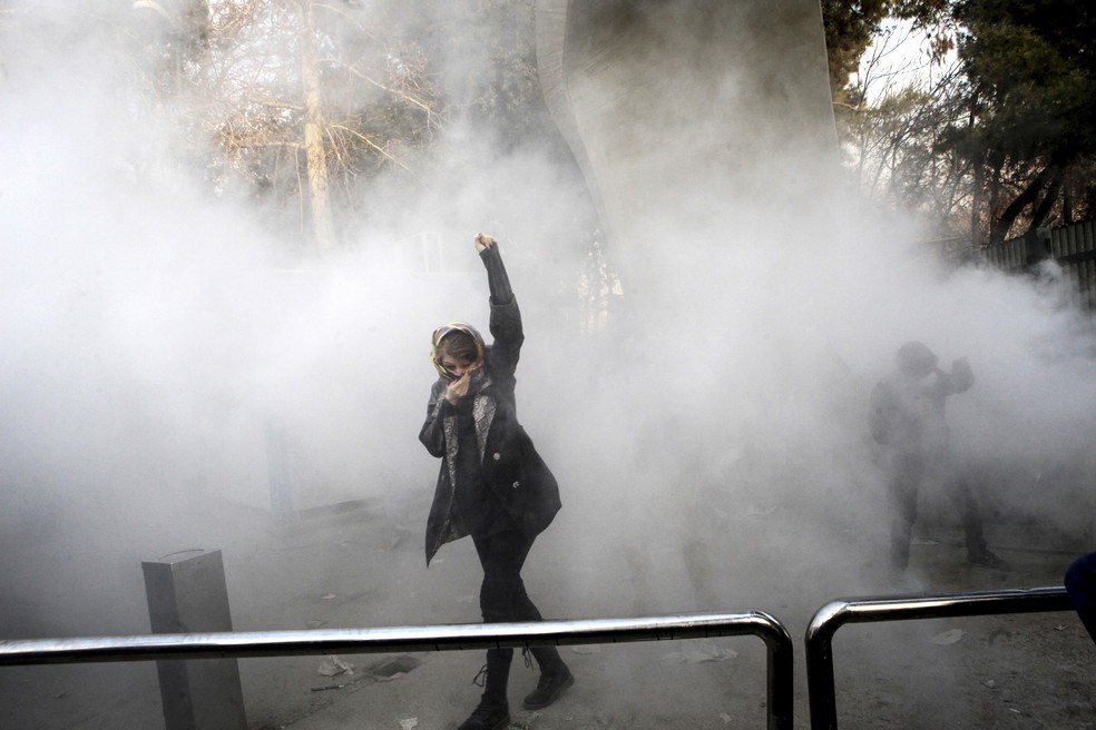 Manifestante participa de ato na Universidade de Teerã, no Irã, em imagem de 30 de dezembro (Foto: AP Photo/Arquivo)
