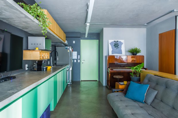 Apartamento pequeno com décor em tons de azul, verde e amarelo (Foto: Quadra 2)