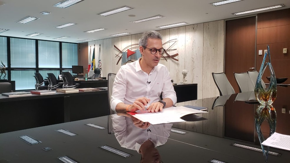 Zema revoga decreto que impedia repasse de dinheiro para as prefeituras â€” Foto: Thais Pimentel/G1