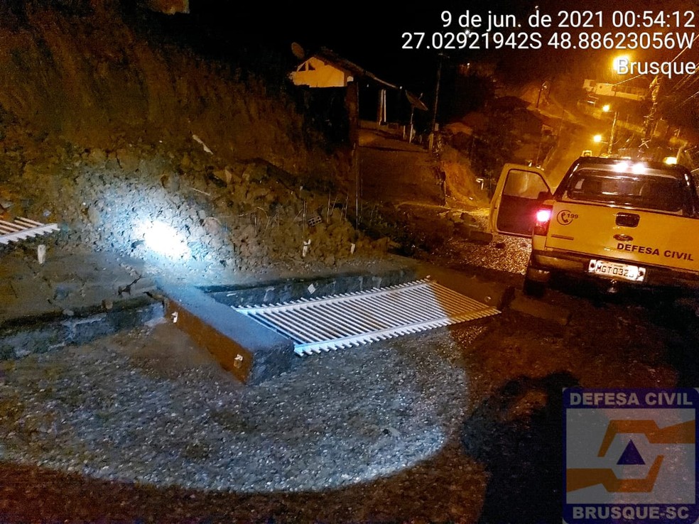 Muros e portões foram derrubados com a chuva no início da madrugada em Brusque — Foto: Defesa Civil/ Divulgação
