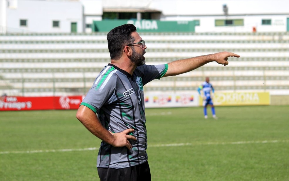 Rodrigo Fonseca comandando treino do Rio Preto em 2022 — Foto: Muller Merlotto Silva