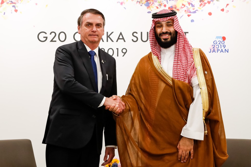 O presidente Jair Bolsonaro e o príncipe saudita, Mohamed bin Salman, durante encontro na cúpula do G20 no Japão, em 2019 — Foto: Alan Santos/PR