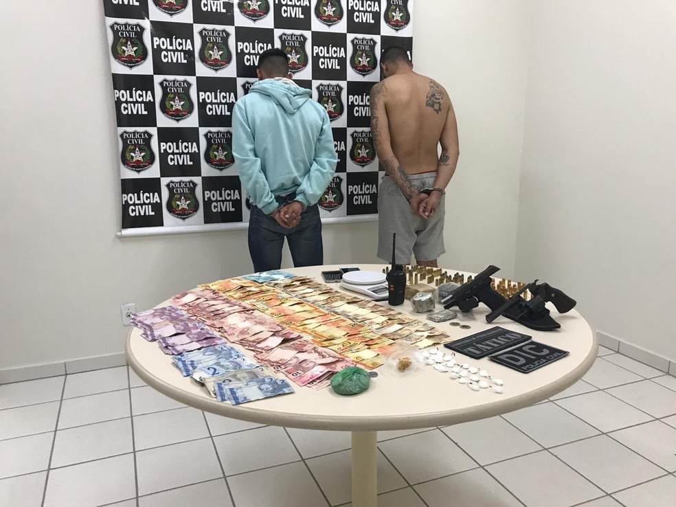 Homens foram presos na Operação Integração em Joinville  — Foto: Kleber Pizzamiglio/NSC TV