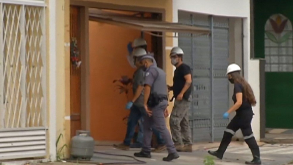 Casa em que as crianças viviam passou por perícia na manhã desta quarta-feira — Foto: Reprodução/TV Diário