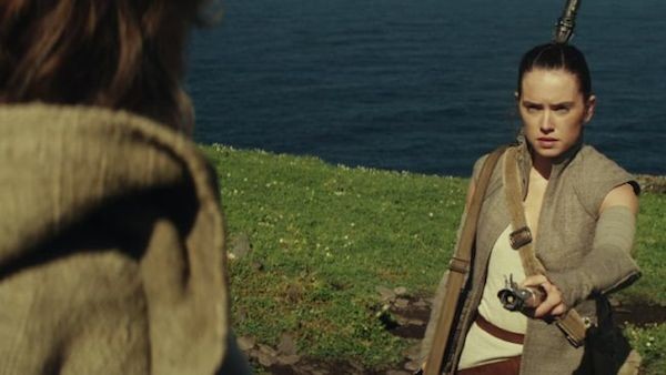 Rey na cena final de 'Star Wars: Episódio VII - O Despertar da Força' (Foto: Reprodução)