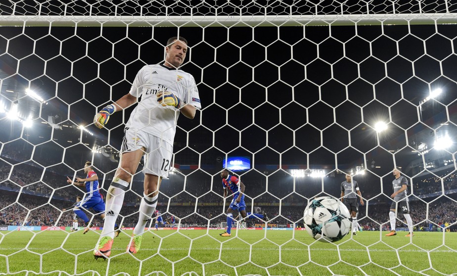 Com Júlio César, Benfica cai para o Basel e leva sua pior goleada na história da Liga