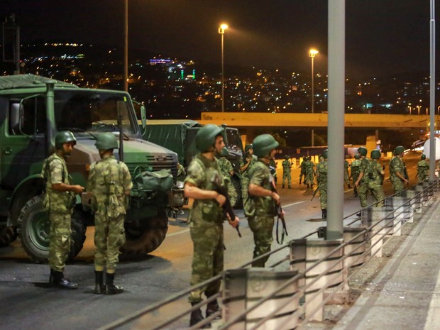 Militares turcos fecham o acesso à Ponte do Bósforo em Istambul, na Turquia (Foto: Stringer/Reuters)