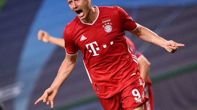 Lewandowski comemora o terceiro gol do Bayern na vitória sobre o Lyon