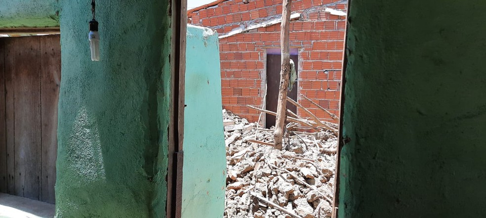 Escombros da casa que caiu em Iguatu — Foto: Wandenberg Belém/SVM