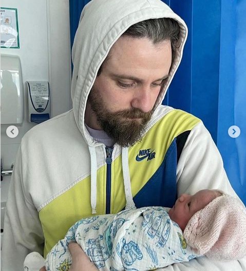 O marido da atriz Jessie Cave com o filho batizado em homenagem ao goleiro Alisson (Foto: Instagram)