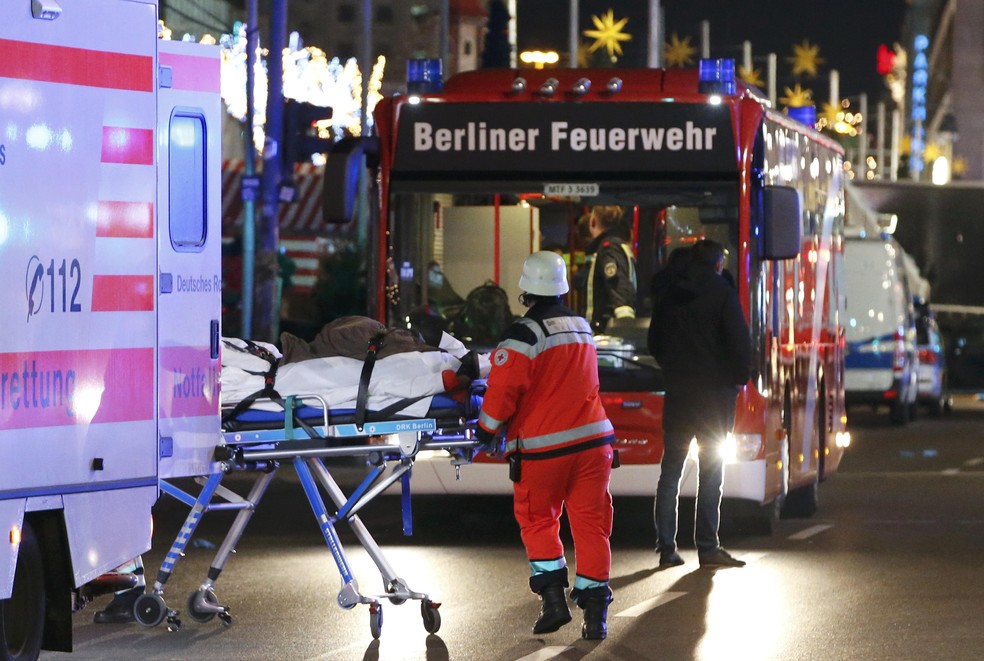 Pessoa ferida em invasão de caminhão em praça de Berlim é transportada de ambulância de hospital (Foto: REUTERS/Fabrizio Bensch)