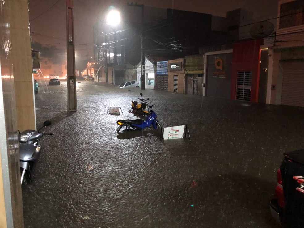 Bairro Santo Antônio também foi afetado pelas chuvas.  (Foto: Gustavo Xavier/TV Paraíba)