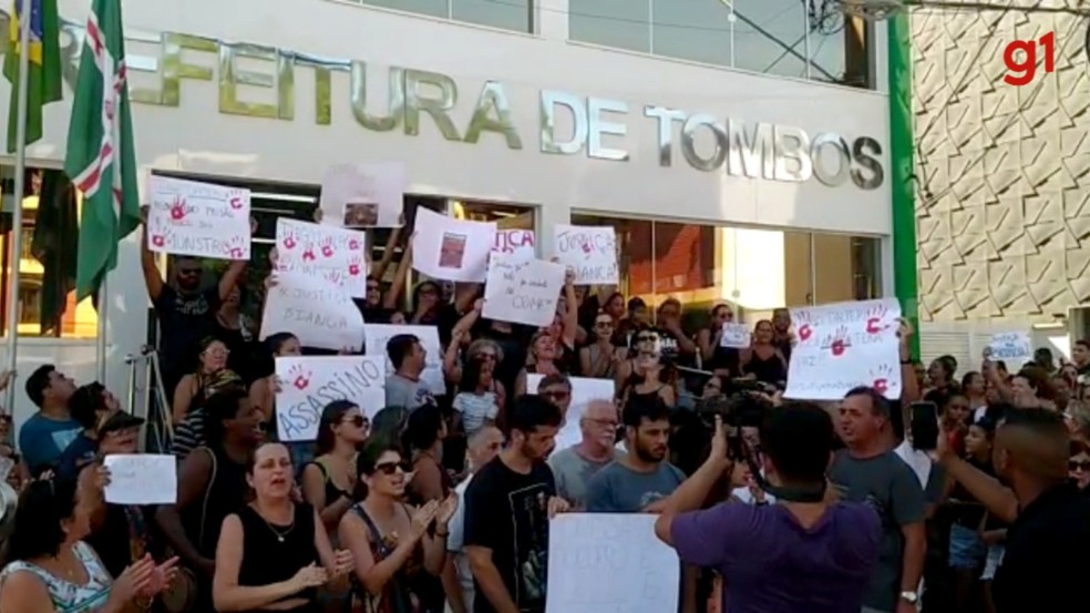Manifestação após morte de jovem atropelada por prefeito de Tombos — Foto: Divulgação