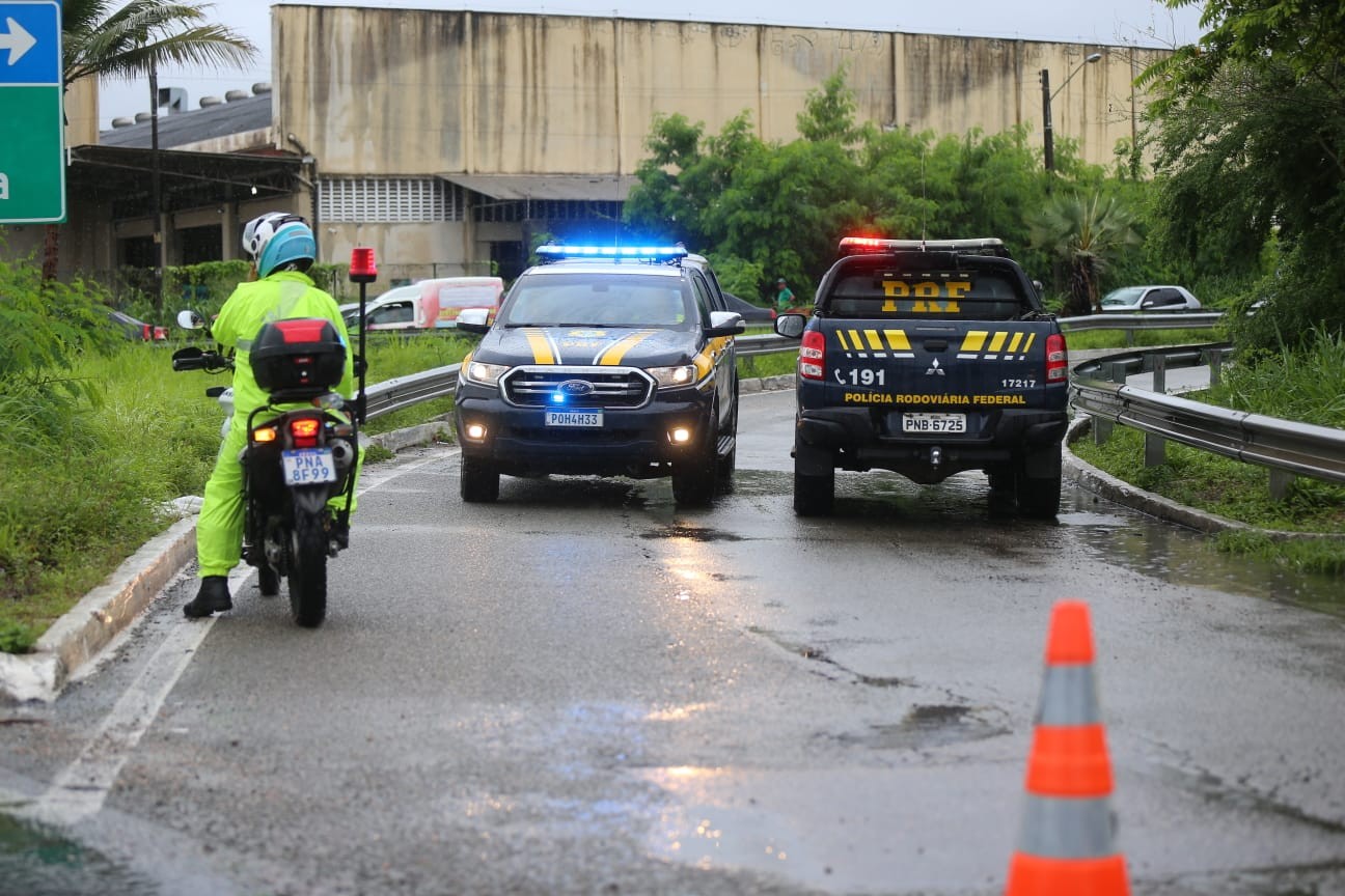 Viaduto da Av. Oliveira Paiva é interditado após surgimento de buraco