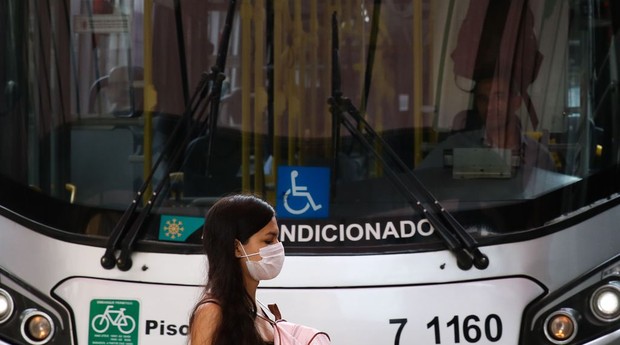 Passageira de ônibus no terminal Bandeira, adere ao uso de máscaras descartáveis por precaução contra o coronavírus (Foto: Rovena Rosa/Agência Brasil)