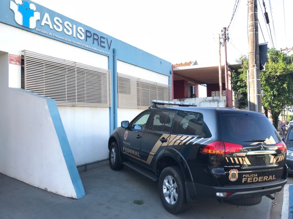 Agentes da PF cumpriram mandados de busca e apreensão na sede do Assisprev (Foto: Guilherme Lopes / TV TEM )