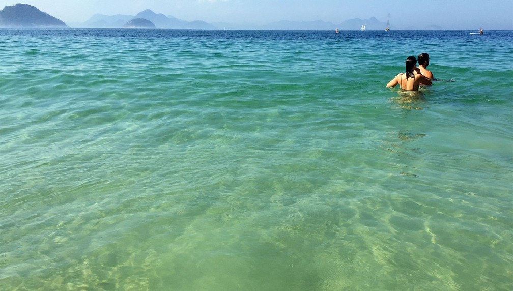 Banhistas aproveitam a água cristalina no Posto 6, em Copacabana (Foto: José Raphael Berrêdo/G1)