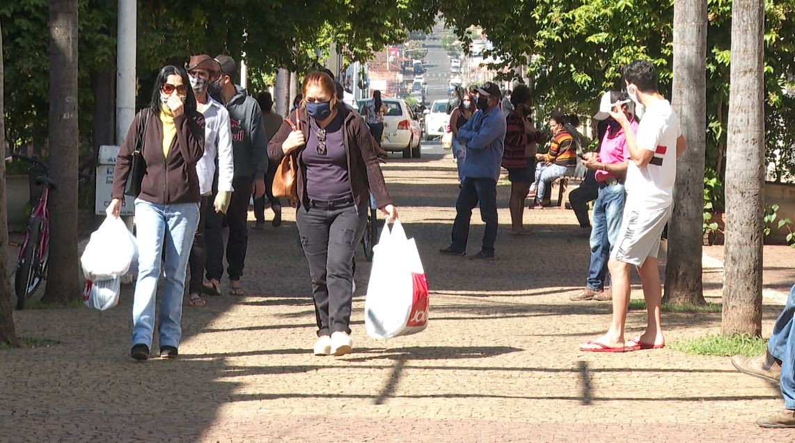 Prefeitura de Barretos, SP, torna uso de máscara facultativo em ambientes fechados