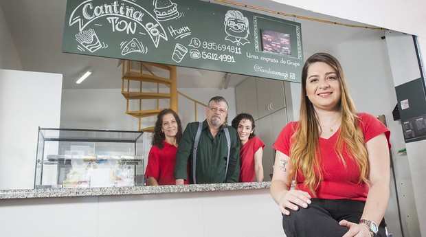 Ana Beatriz de Souza (na frente), Marcia, Antonio e Isadora: família empreendedora por trás da Cantina do Tom (Foto: Ricardo Matsukawa/Sebrae-SP)