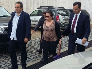 Rita Mercês (ao centro) foi presa nesta quinta-feira (20) (Foto: Sérgio Henrique Santos/Inter TV Cabugi)