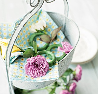 O anel do guardanapo ganha um toque especial ao ser decorado com flores